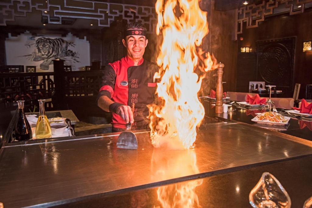 Šefpavārs demonstrē flambēšanas mākslu SUNRISE Royal Makadi Resort