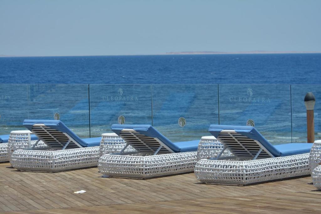 Sauļošanās krēsli pie Cleopatra Luxury Resort, ar skatu uz jūru.