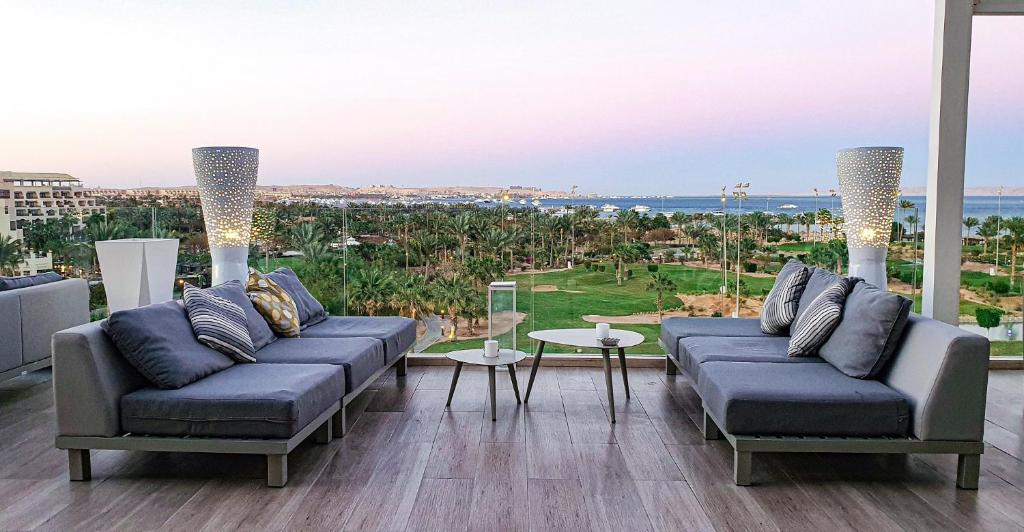 Steigenberger Pure Lifestyle terase ar skatu uz jūru un dārzu.