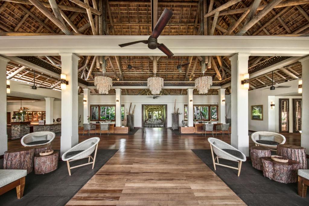 Viesnīcas Heritage Awali eleganta uzgaidāmā telpa ar dabīgiem materiāliem