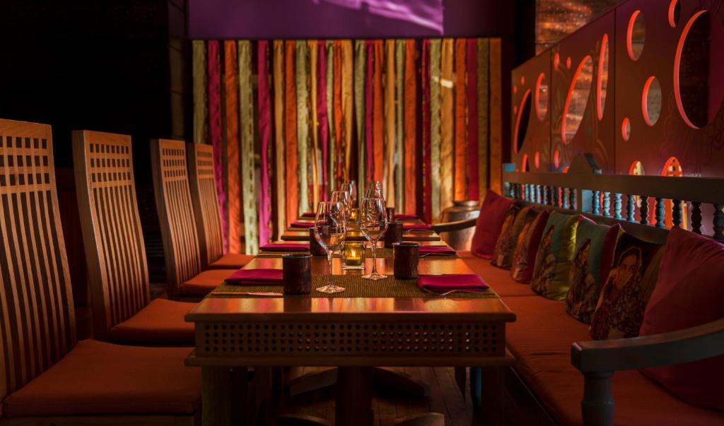 Elegantā ēdamzāle viesnīcā Heritage Awali ar krāsainām dekorācijām.