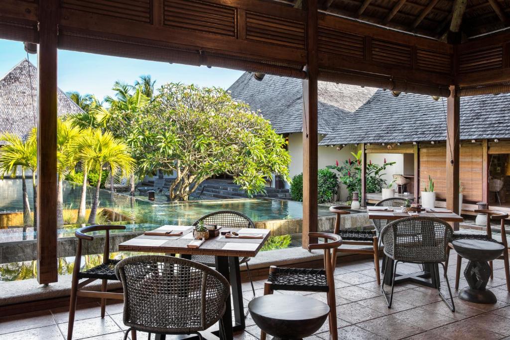 Terase pie Heritage Awali ar skatu uz dabu un peldbaseinu.