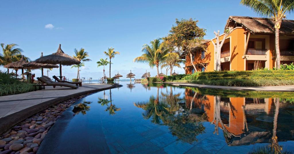 Mierīga ainava pie Heritage Awali ar baseinu un saulessargiem