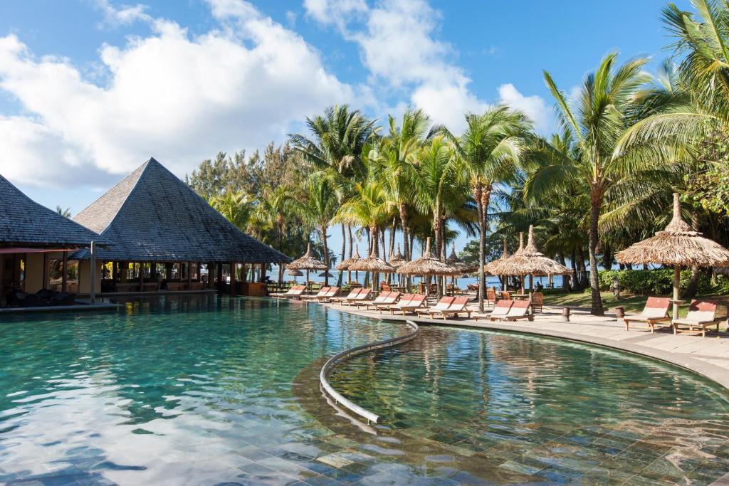 Baseins pie Heritage Awali ar palmām un saulessargiem