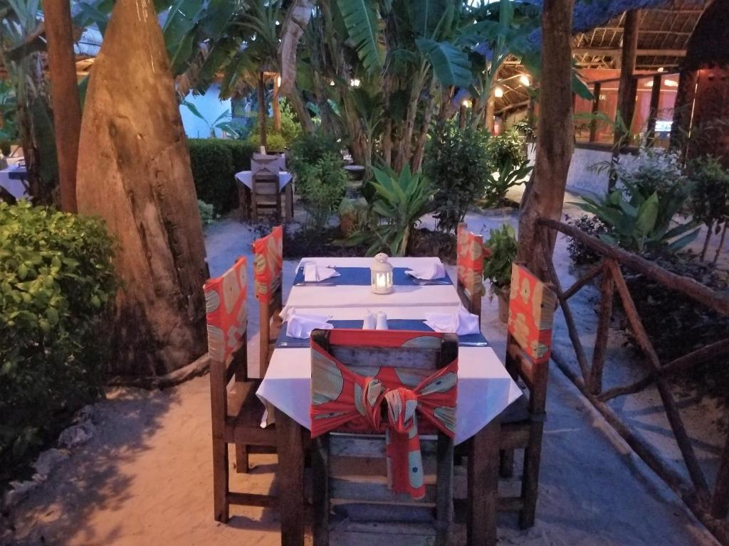 Āra restorāns ar sveču apgaismojumu Paradise Beach Resort