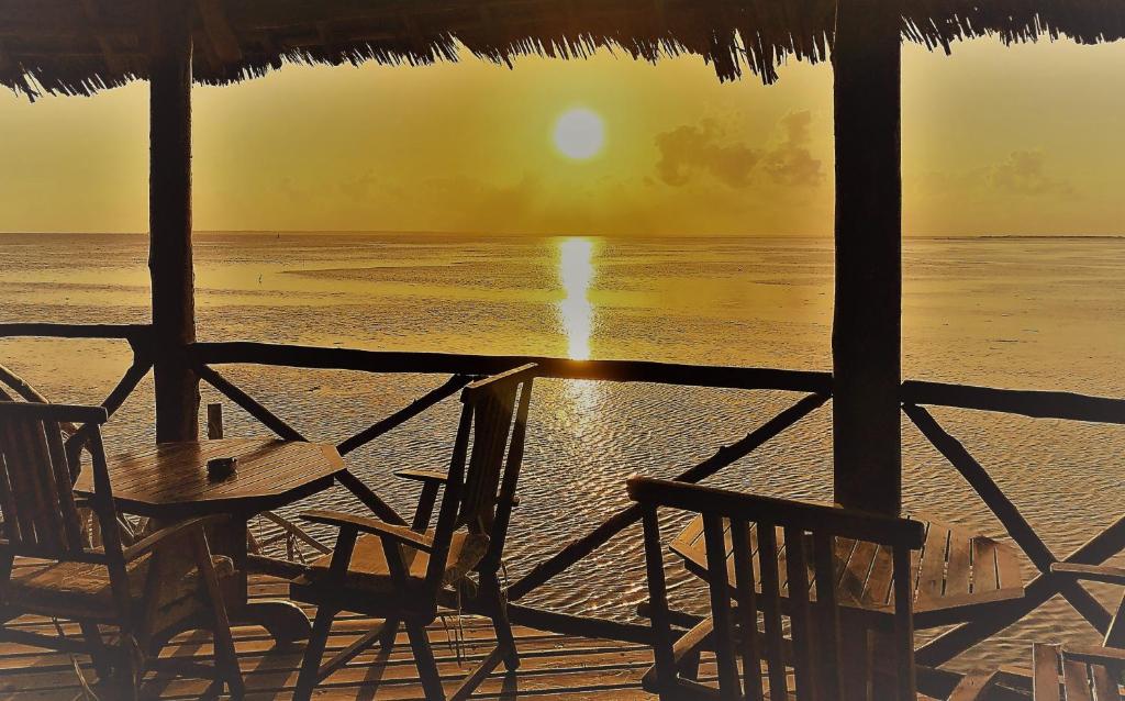 Saulriets pie Paradise Beach Resort koka terases jūras malā.