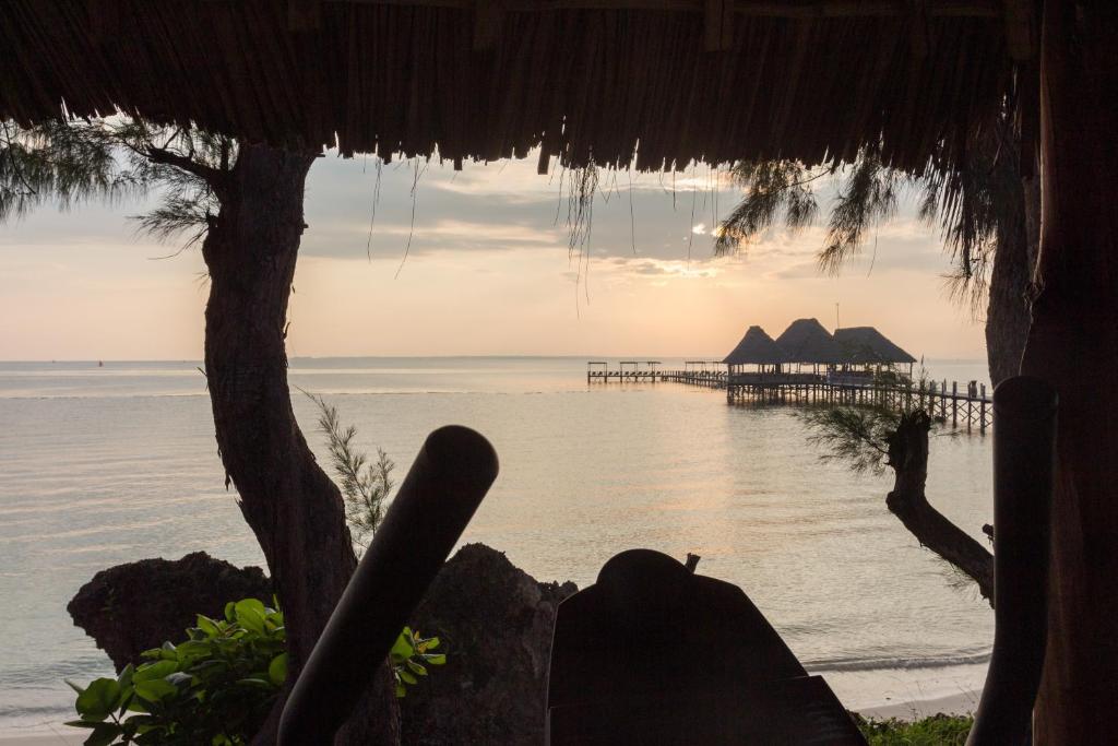 Paradise Beach Resort skats uz jūras piekrasti saulrietā