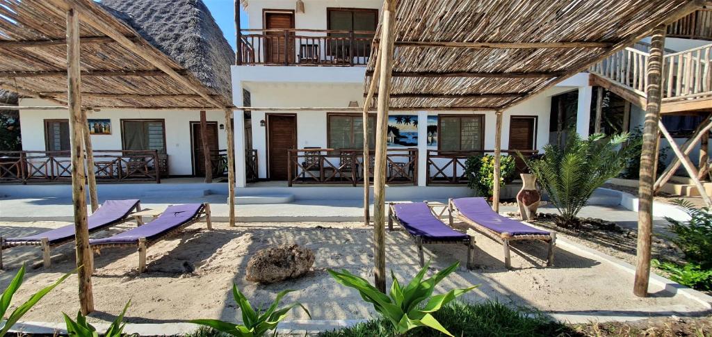 Āra terase ar atpūtas krēsliem pie Paradise Beach Resort numuriem.