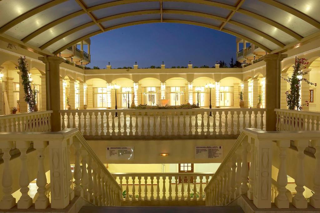 Lindos Princess Beach Hotel elegantā iekšējā teritorija piekrastē naktī