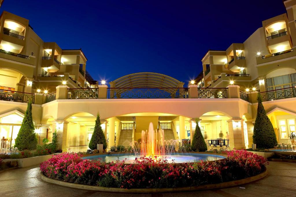 Lindos Princess Beach Hotel ieeja ar strūklaku un ziedu dārzu.