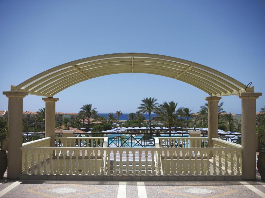 Skats no Lindos Princess Beach Hotel uz baseinu un jūru piekrastē.
