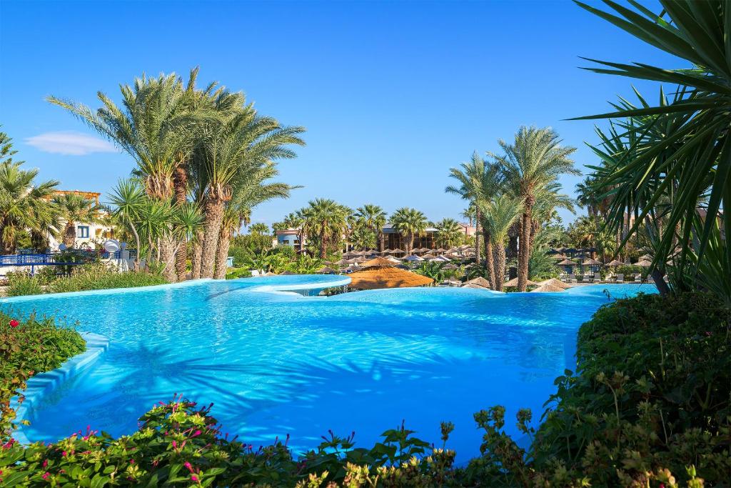 Ainava ar palmām un baseinu pie Atrium Palace Thalasso Spa Resort And Villas
