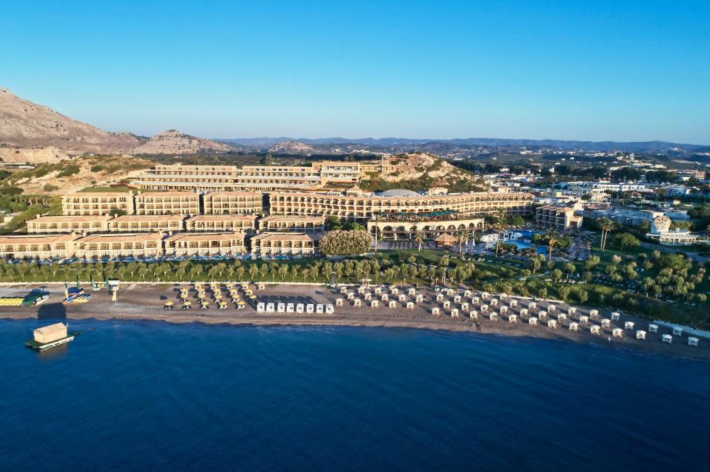 Atlantica Imperial Resort piekrastes skats ar numuriem un pludmales gultām
