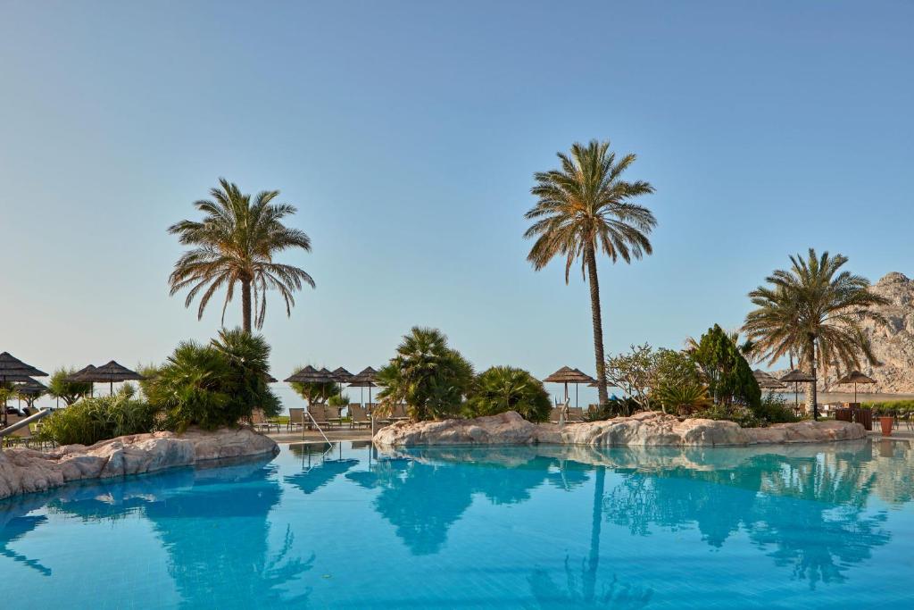 Atlantica Imperial Resort baseins ar palmu kokiem piekrastē