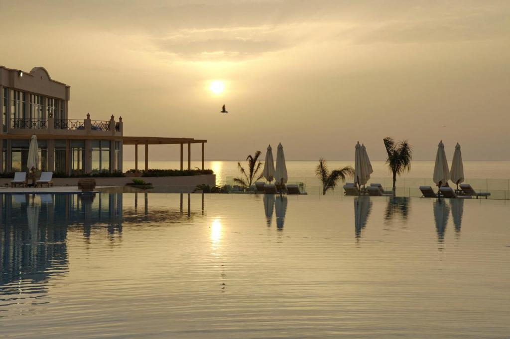 Saulriets pie Cleopatra Luxury Resort ar baseinu un pludmali
