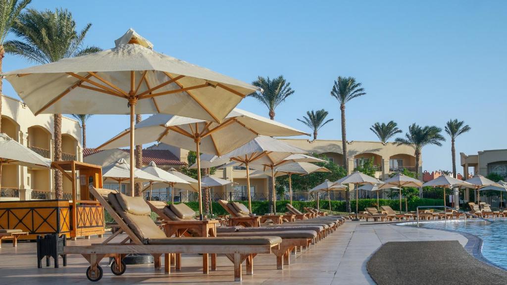 Sauļošanās krēsli pie baseina Cleopatra Luxury Resort