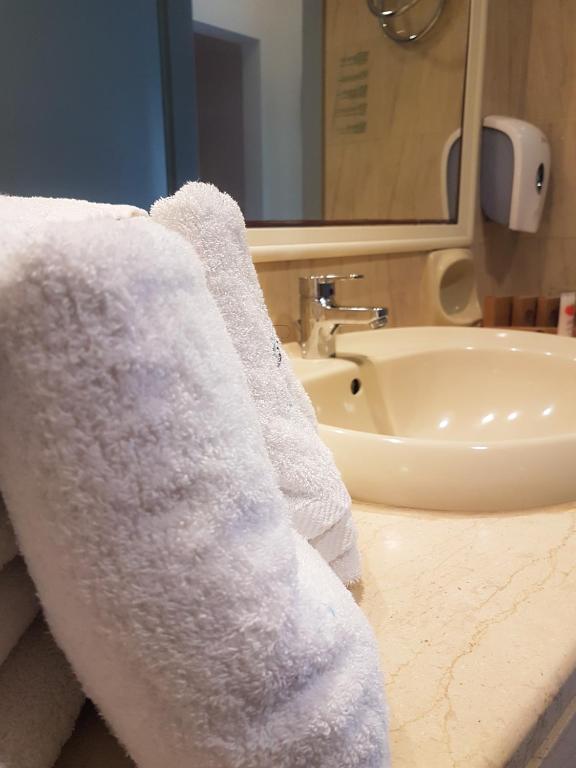 Tīri dvieļi viesnīcā Lydia Maris Resort & Spa vannas istabā