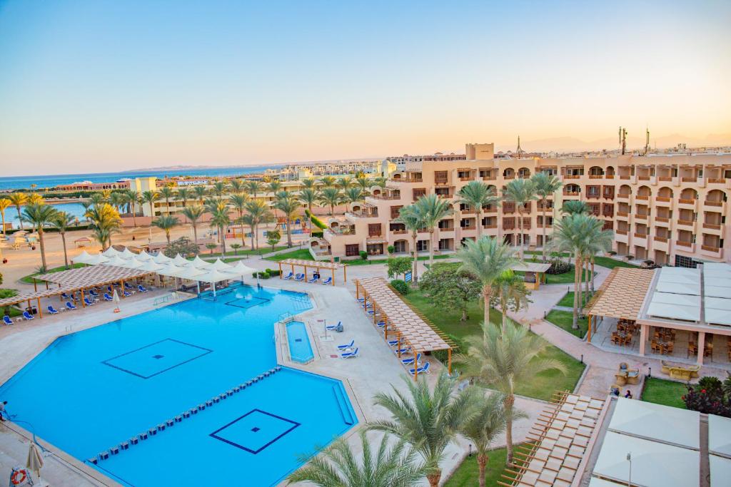 Continental Hotel Hurghada peldbaseins ar palmām un skatu uz piekrasti