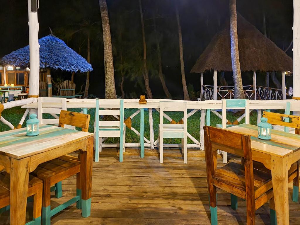 Paradise Beach Resort terase ar vakara noskaņu.