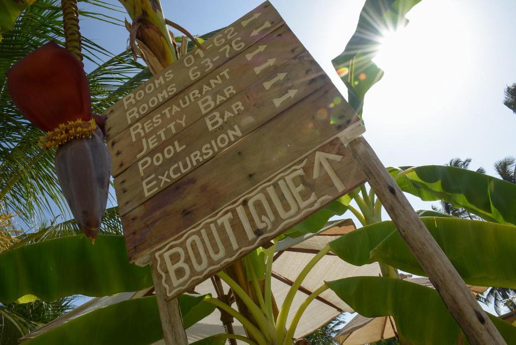 Paradise Beach Resort zīmes pie baseina bāra un restorāna