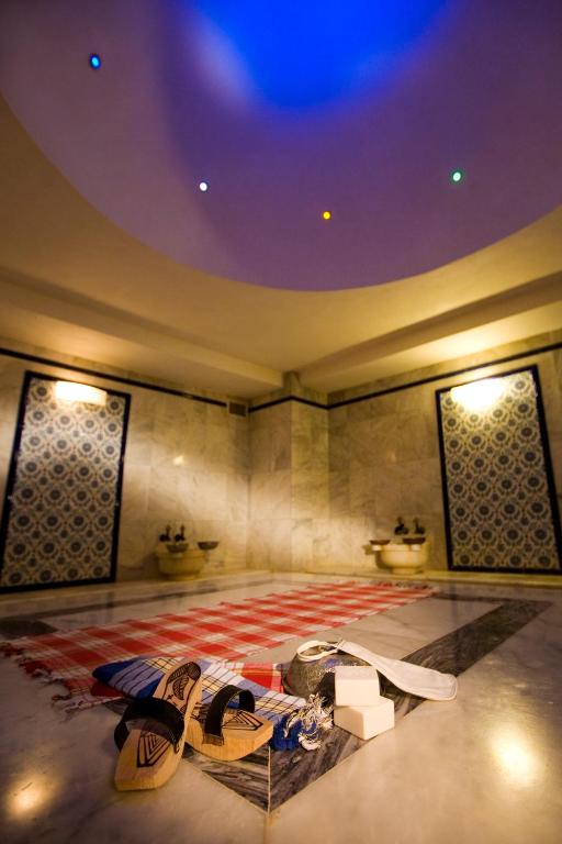 Relaksējoša atmosfēra spa centrā Diamond of Bodrum Hotel ar tradicionālām apavām.