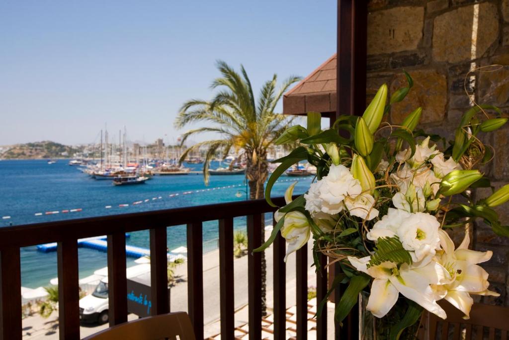 Ziedu kompozīcija ar skatu uz jūras piekrasti pie Diamond of Bodrum Hotel