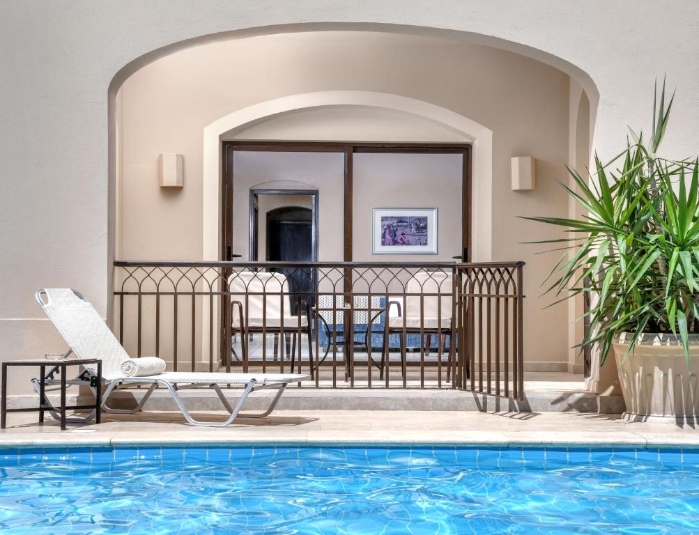Viesnīcas Jaz Aquamarine Resort numura balkons ar skatu uz baseinu.
