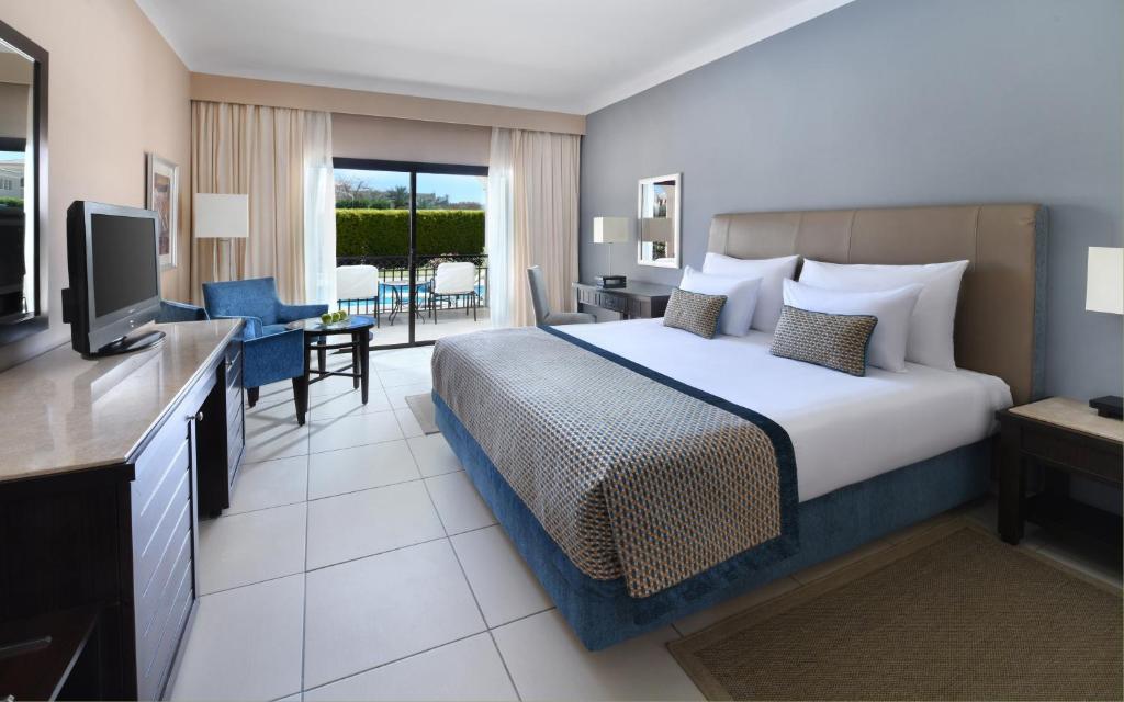 Moderns numurs Jaz Aquamarine Resort ar skatu uz baseinu