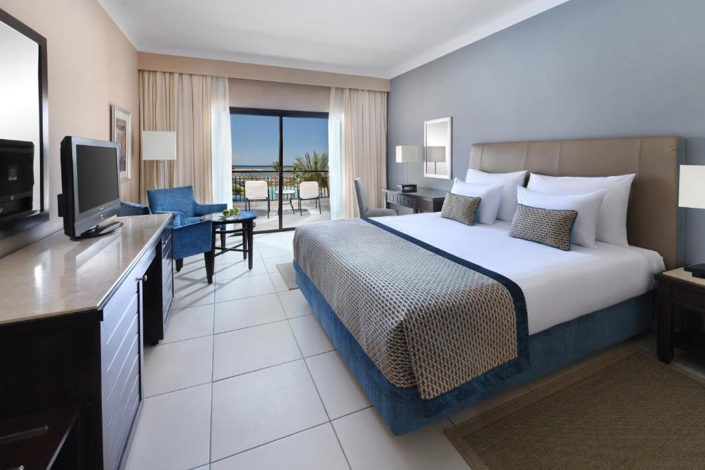 Komfortabls numurs ar skatu uz baseinu, Jaz Aquamarine Resort.
