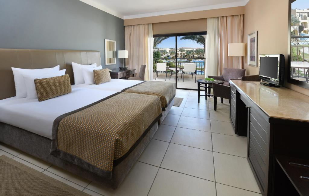 Moderns numurs ar diviem gultām un skatu uz baseinu, Jaz Aquamarine Resort