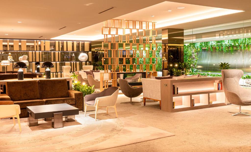 Mūsdienīgs interjers ar ērtām mēbelēm un zaļiem augiem, radot relaksējošu atmosfēru. Telpa ir apgaismota ar elegantiem gaismekļiem un piedāvā lasīšanas stūri.