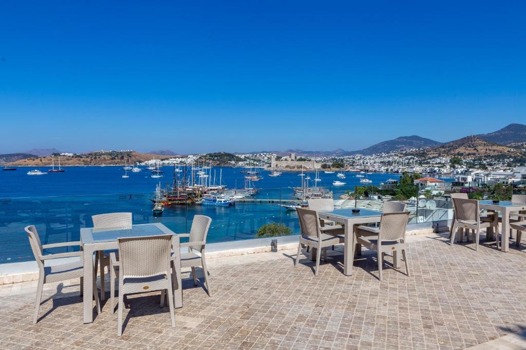 Skats no Diamond of Bodrum Hotel uz krāšņo jūru un ostu.