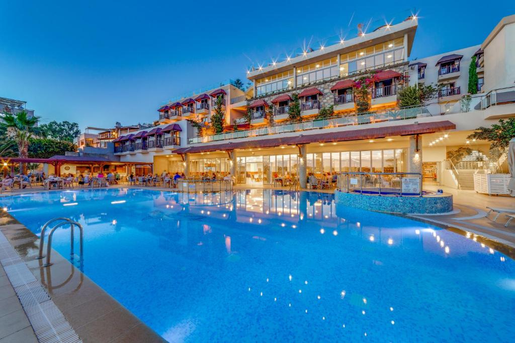 Diamond of Bodrum Hotel baseins pie saulrieta.