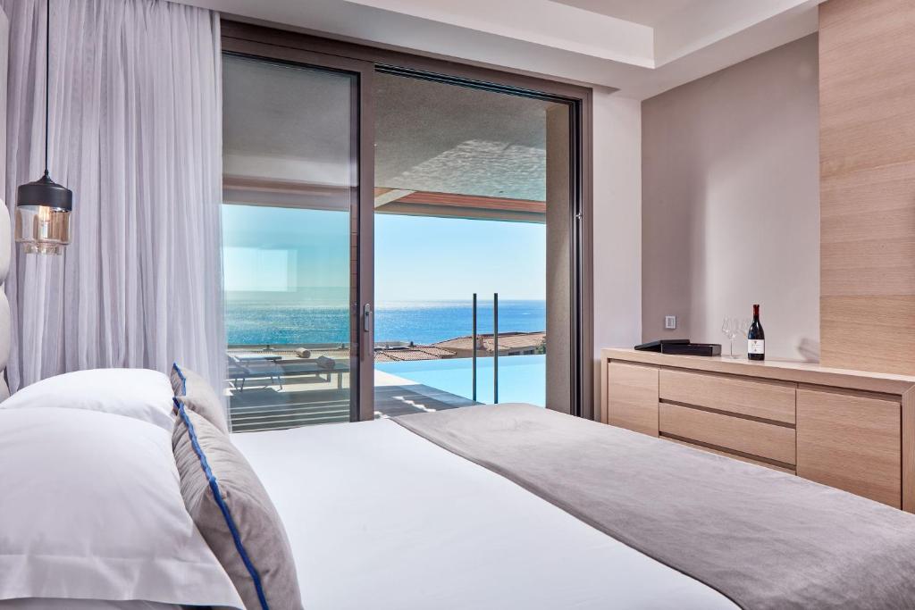 Atlantica Imperial Resort numurs ar skatu uz jūru un privātu baseinu.