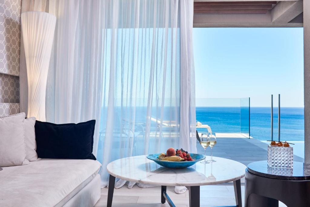 Atlantica Imperial Resort numura interjers ar skatu uz jūru