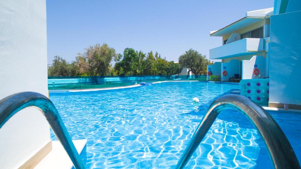 Lydia Maris Resort & Spa baseins ar skaidru ūdeni un saulainu laiku