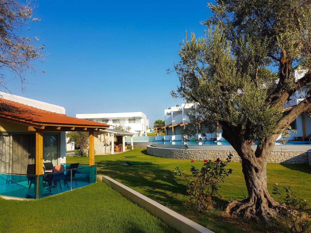 Lydia Maris Resort & Spa ainava ar modernām ēkām un apzaļumotu terasi.