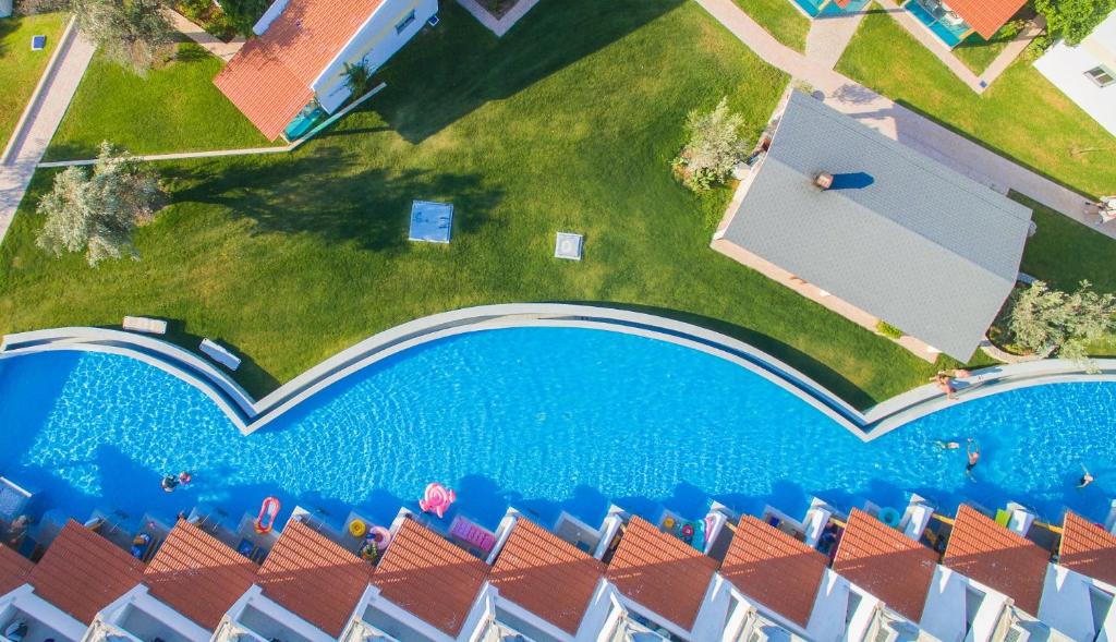 Skats uz baseinu un numuriem Lydia Maris Resort & Spa