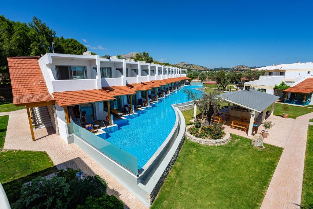 Lydia Maris Resort & Spa numuri pie baseina ar skatu uz zaļo dārzu