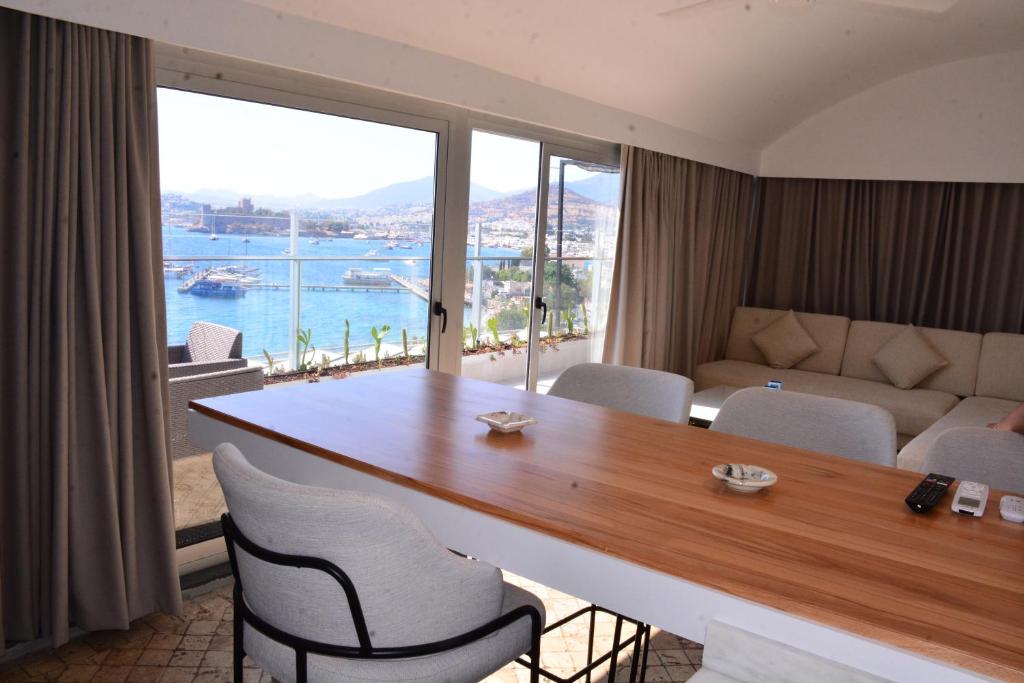 Skats no Diamond of Bodrum Hotel numura uz piekrasti un ostu.