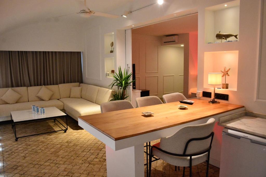 Mūsdienīgs viesnīcas numurs Diamond of Bodrum Hotel ar viesistabu un virtuves zonu.