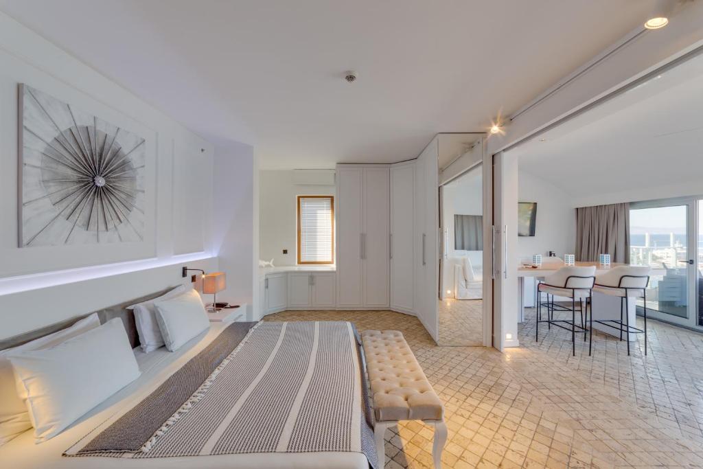 Mūsdienīgs numurs Diamond of Bodrum Hotel ar elegantu dizainu un skatu uz jūru.