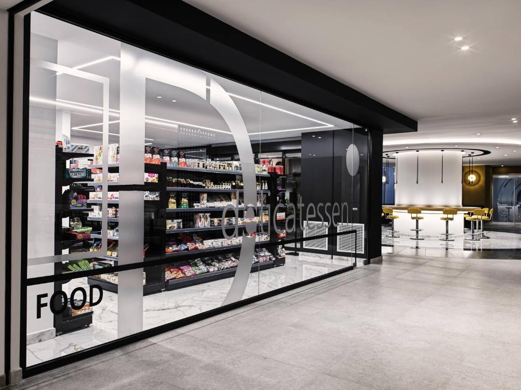 Veikaliņš ar dažādām uzkodām un dzērieniem, Esperides Beach