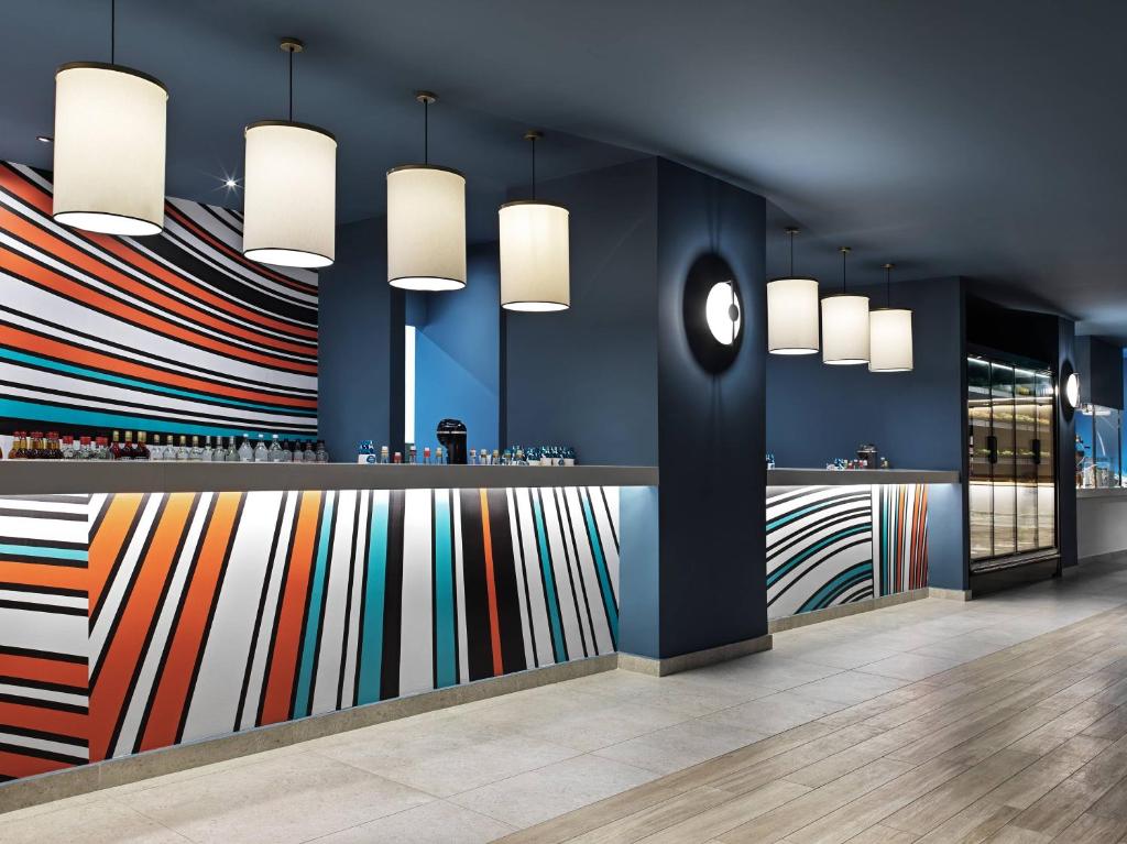 Krāsains bārs ar modernu dizainu viesnīcā Esperides Beach