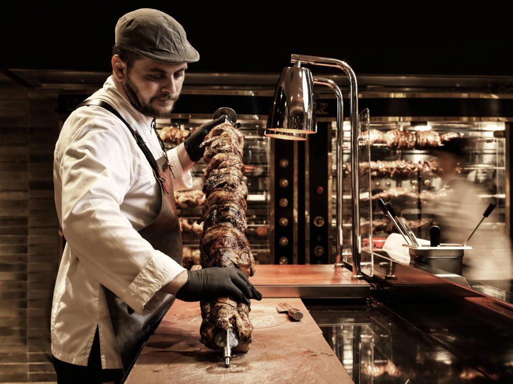 Šefpavārs gatavo gaļu pie Esperides Beach restorāna.