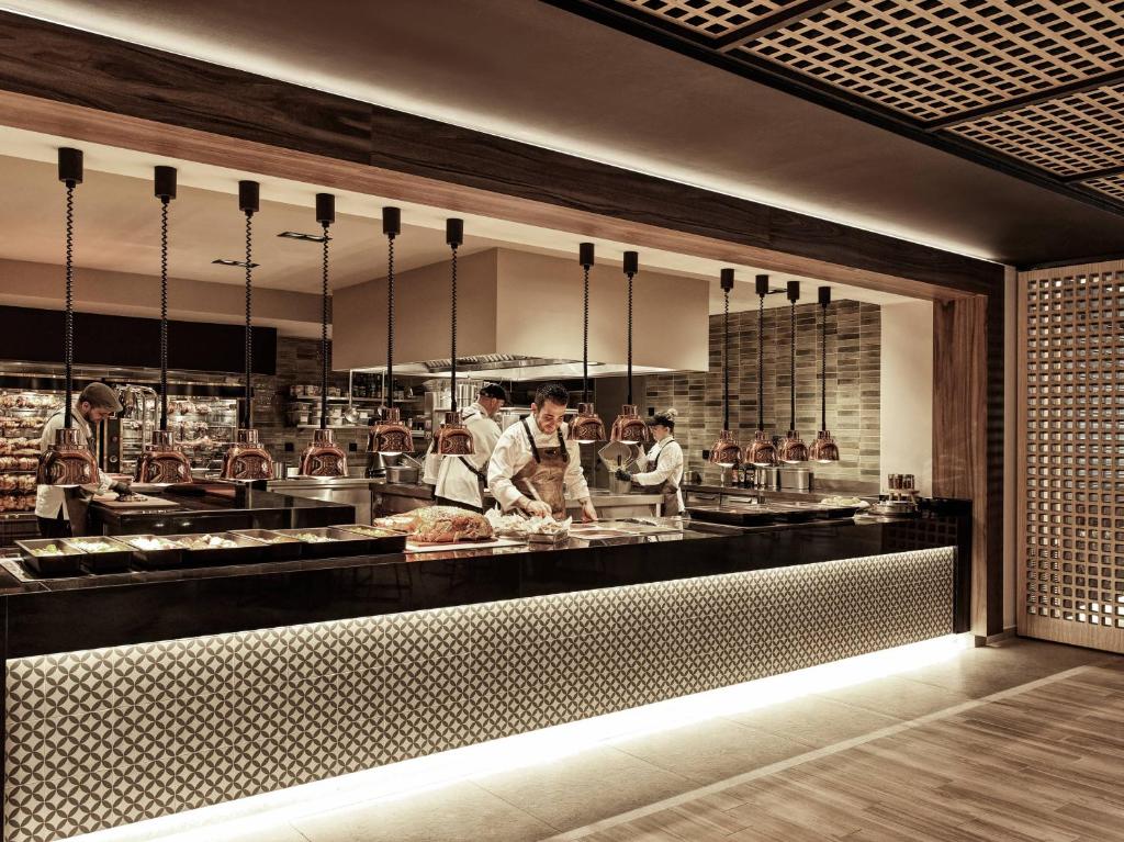 Mūsdienīga virtuve ar šefpavāriem, kas gatavo ēdienus viesnīcā Esperides Beach.