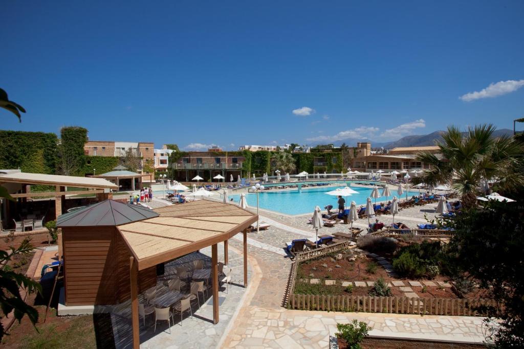 Bella Beach Hotel baseins ar saulainu debesi un atpūtas zonu