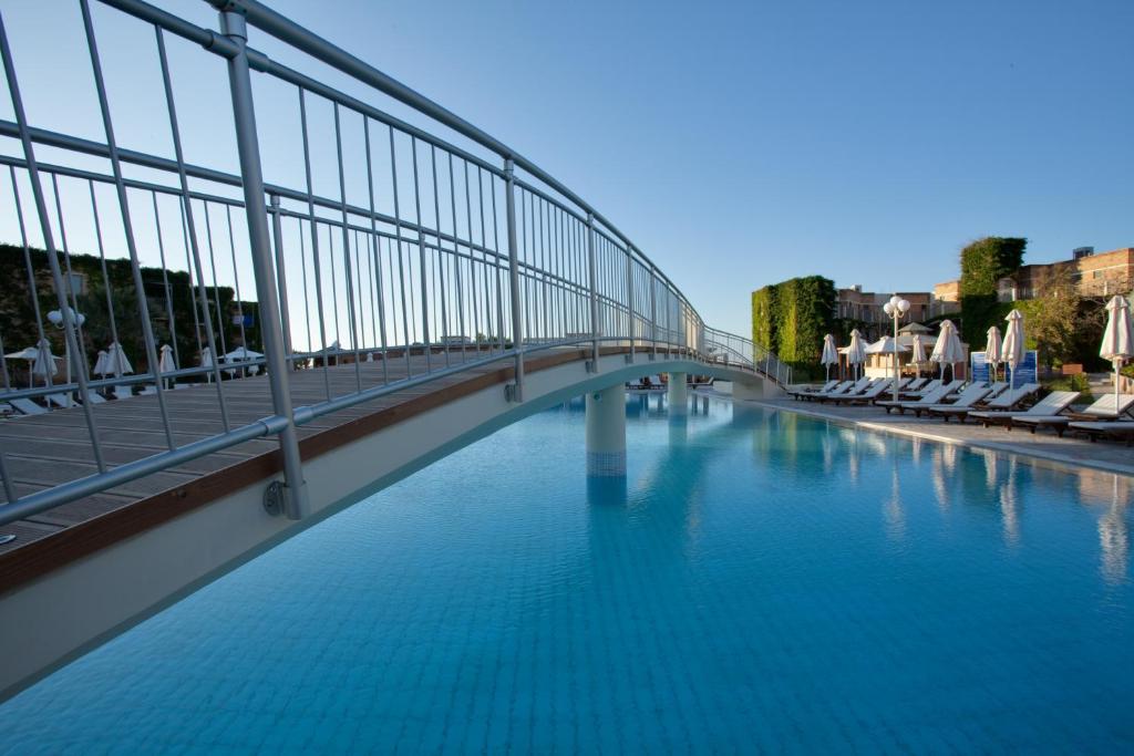 Peldbaseins ar tiltu pie Bella Beach Hotel