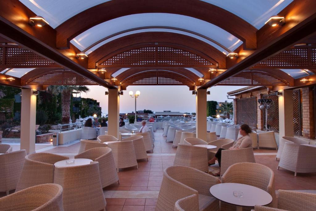 Bella Beach Hotel terase ar elegantu mēbeļu izkārtojumu un lauku skatu.