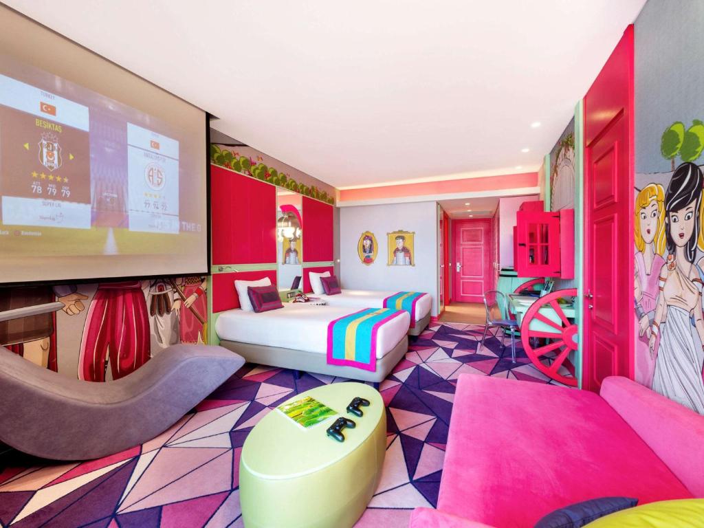Krāsainais numurs ar modernu dizainu viesnīcā The Land of Legends Kingdom Hotel.